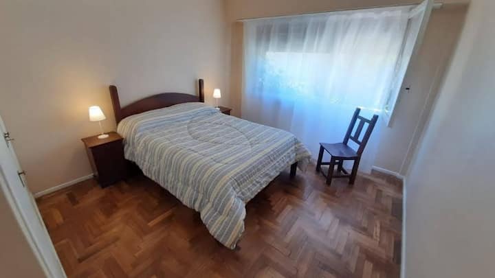 Camera da letto principale con ampio cartello .