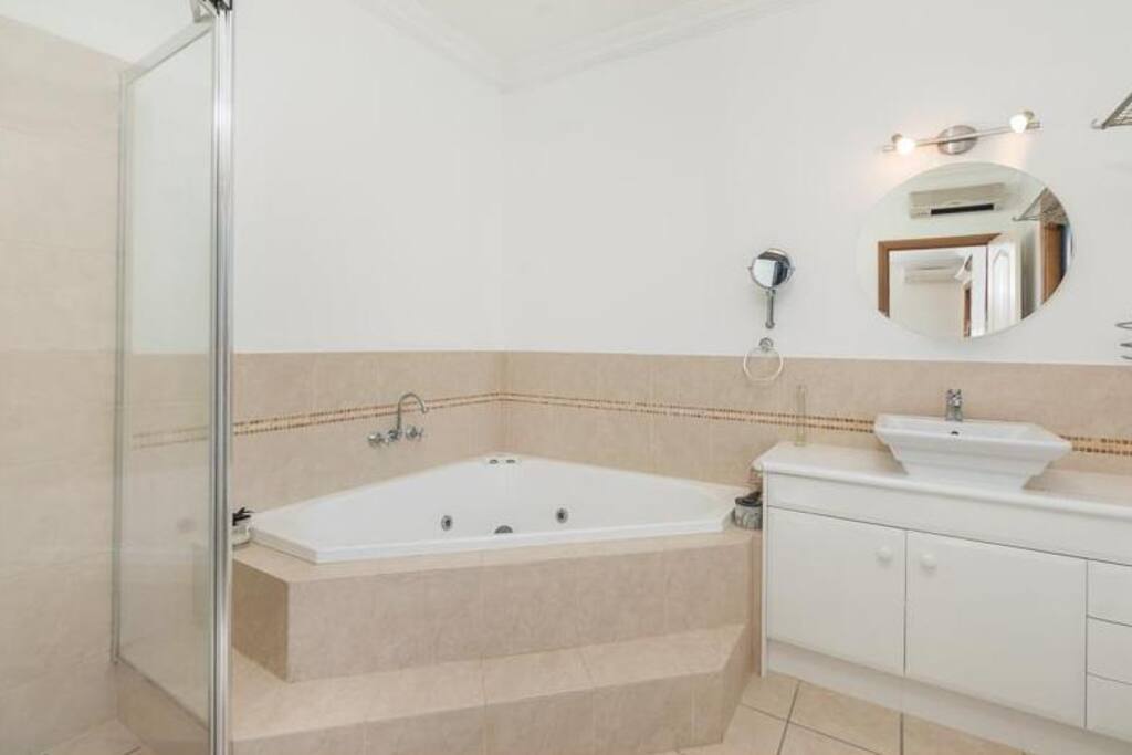 First floor main bedroom en-suite bathroom
