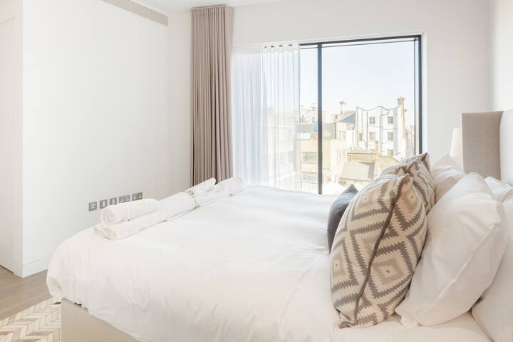 Urban Minimalist Apartment with Private Balcony gallery image 5