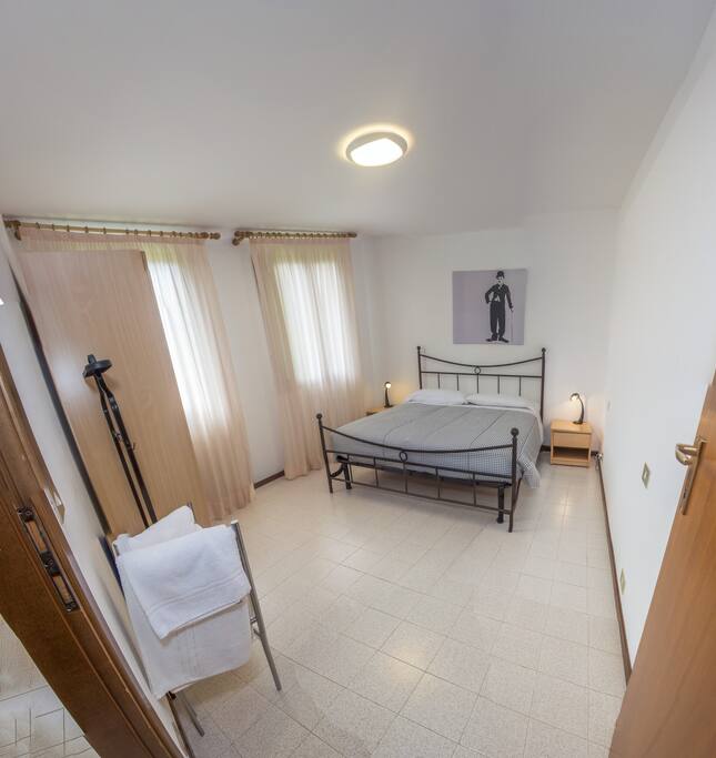 Camera da letto con asciugamani