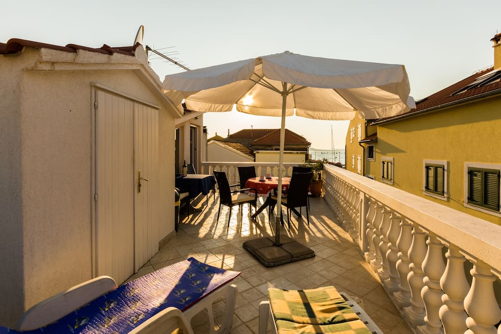 Sonnige Terrasse mit Meerblick