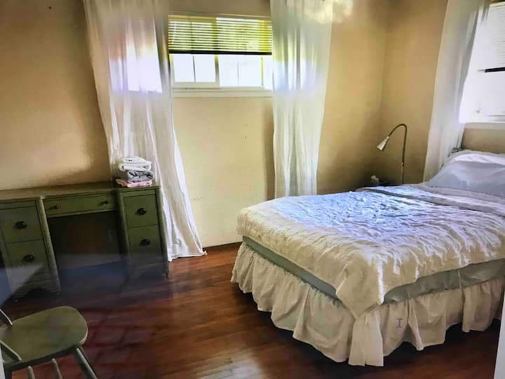 Dhomë e madhe me tavolinë të vjetër dopio me krevat dopio mesatar. Siç kërkohet nga vizitori, një krevat tjetër me dy kate i palosshëm është i disponueshëm për qëndrimin e familjes, shokut të dhomës.