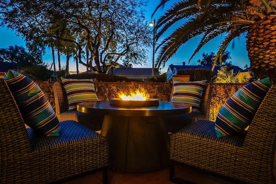 Deluxe 4 Bed / 3 Bath with Heated Pool close to the strip — photo 1