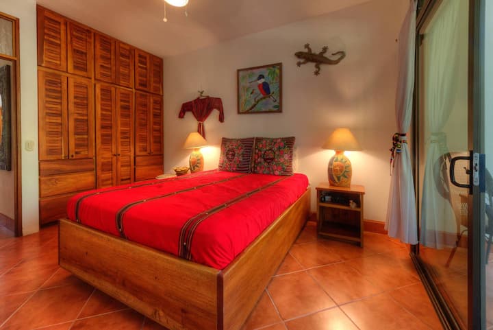 Chambre principale avec accès au patio