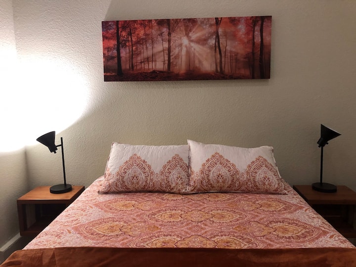 Queen საწოლი 4 inch tempurpedic topper.