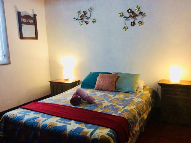 Lovely Room 1 block from Arch street CENTRAL &Safe