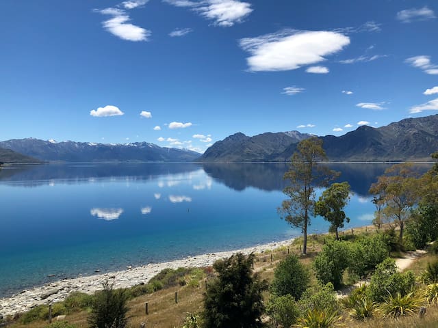 Lake Hawea Lakefront Cabin, 15 minutes to Wanaka