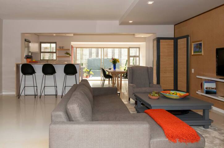 Brand new luxury guest suite in Camps Bay + pool gallery image 3