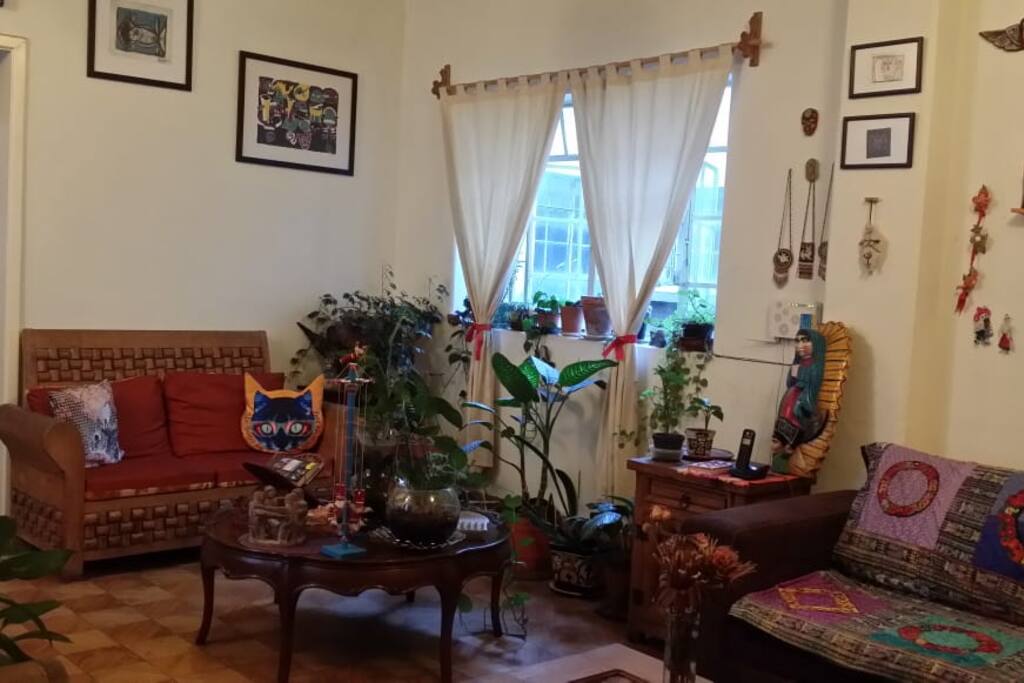 Hay una sala-comedor que se puede compartir.