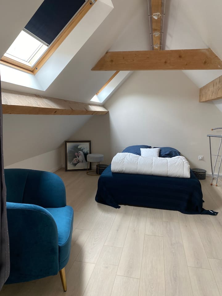 الطابق الثاني - غرفة نوم 1 سرير 140+ 1 مرتبة أرضية 160