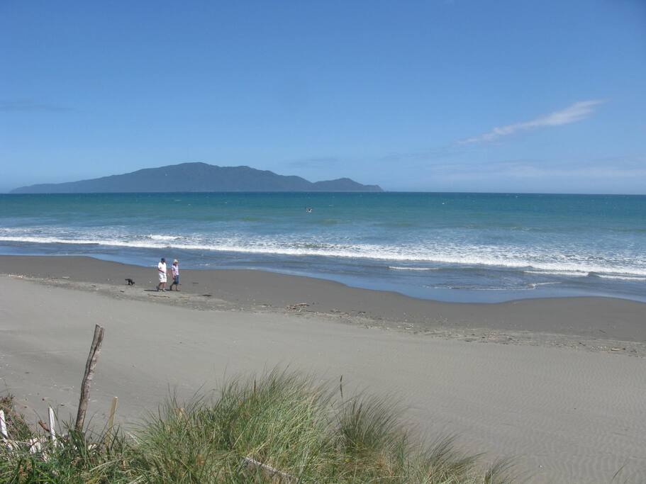 Secluded Peka Peka house with beach access. Cottages for Rent in Peka