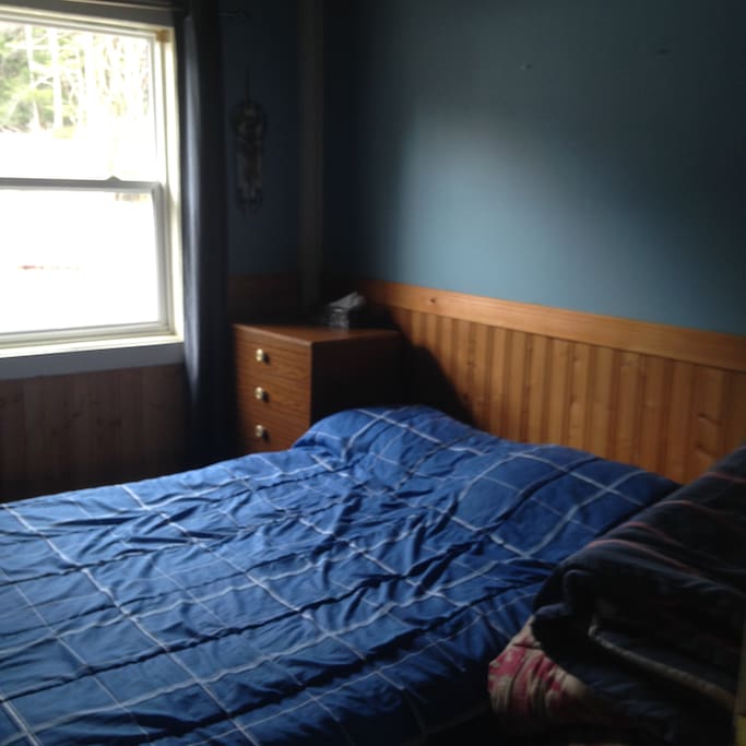 Middle bedroom