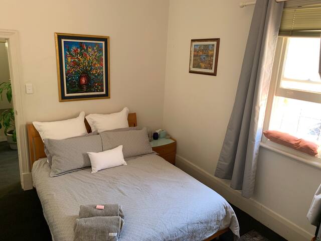 City centre, queen room in vibrant apmnt.