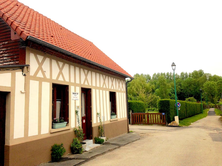 La maison, la boulangerie et les commerces à pieds par le petit pont.