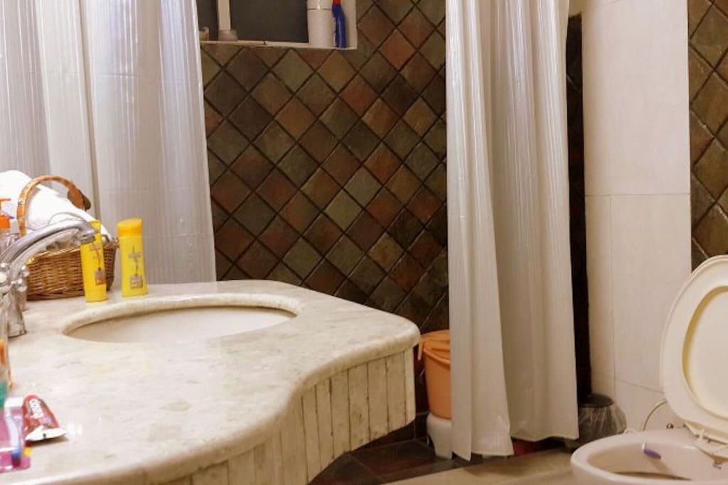 Large Luxury Bathroomuh y