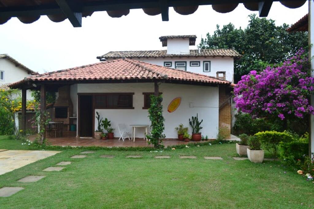 Area externa da churrasqueira compartilhada junto à piscina