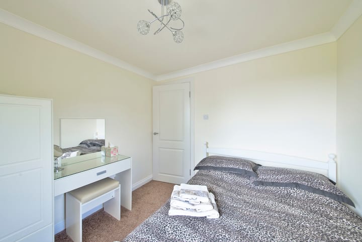 Ჩვენს ორადგილიან საძინებელს აქვს ლამაზი ხედები ბაღზე, თავლები და მენაგვეები. Ეს ოთახი მდებარეობს პირველ სართულზე.