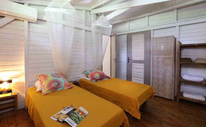 Spavaća soba 2 s bračnim krevetima u 90, mrežama za komarce, klima-uređajem. Mogućnost spajanja kreveta kako biste formirali mega krevet.