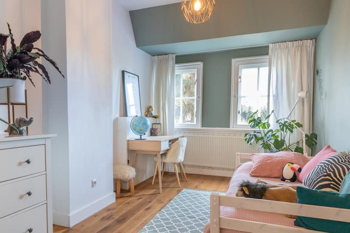 卧室在二楼。如有需要，可加床。