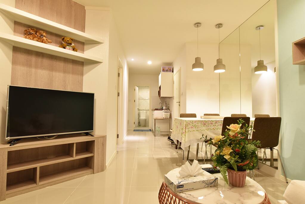 Spacious living/dining room