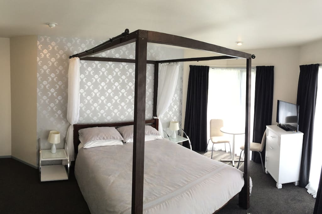 Romantic 4 Poster Bed