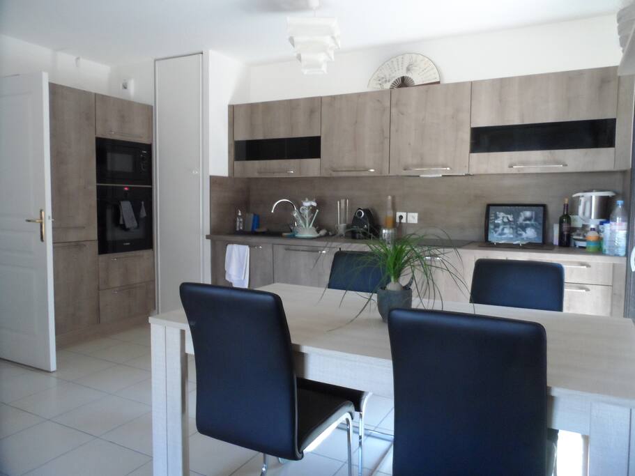 Cuisine + salle à manger (1pièce principale avec salon juste derrière)