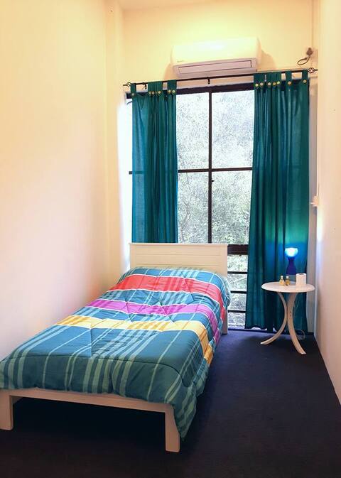 EZ Lodgings - Cozy single room in heart of Gadong