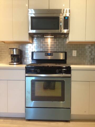 Ultra Modern Home in Central SF Location gallery image 3