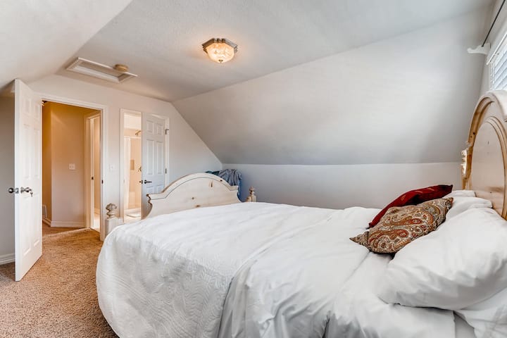 Kati 2 Dhoma kryesore e gjumit  (hyrja e banjës private) me krevat të madhësisë "California King"!