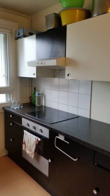 Cuisine avec plaque à induction et accessoires