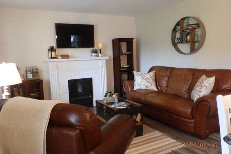 Private Estate Coachhouse + Hot Tub near NOTL!