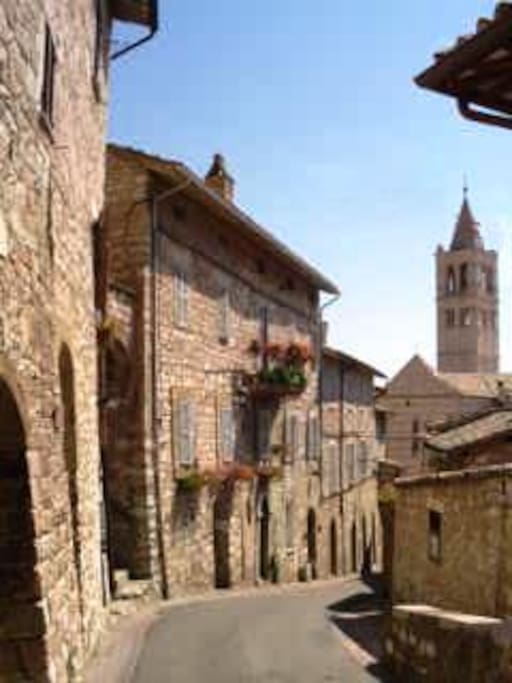 La nostra via. Tra la Cattedrale di San Rufino e Santa Chiara