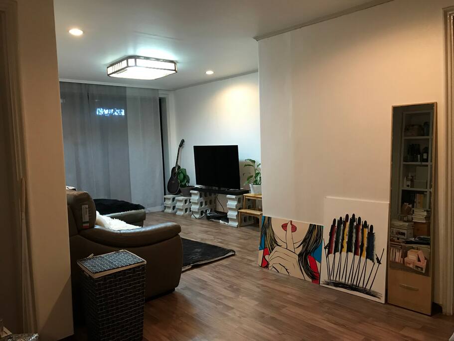 현관에서 찍은 거실 사진입니다(view of the living room)
