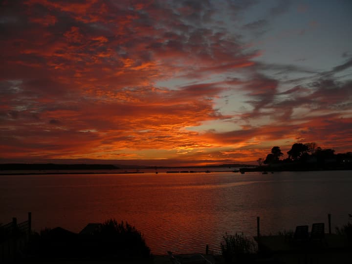 Sunset Cabin, Poole - On the Water's Edge