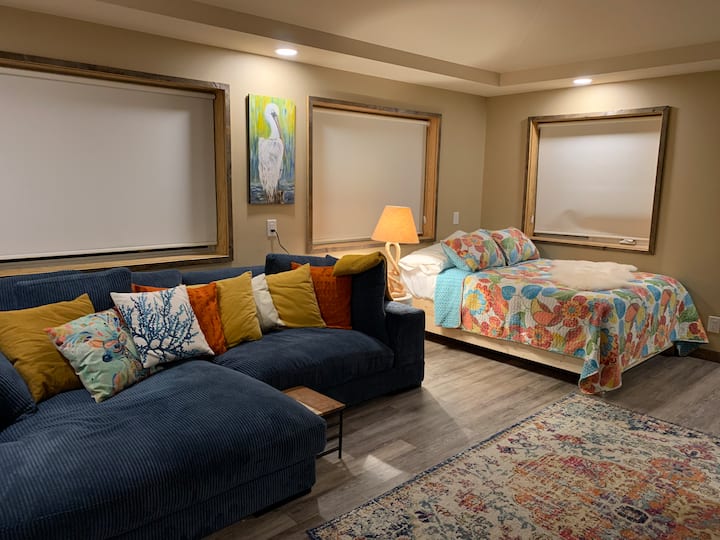 Cama doble de arriba. También asientos para la televisión. 