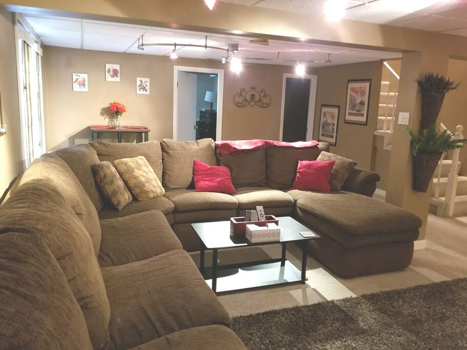 Large living room with double pull-out in sectional