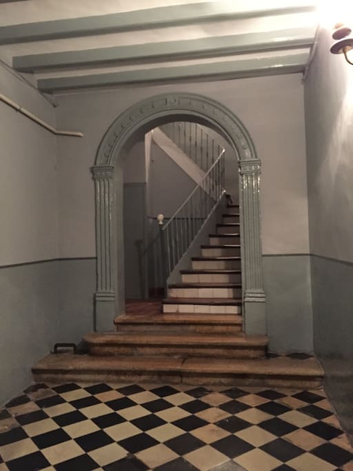 Escalera entrada Mercería 17
