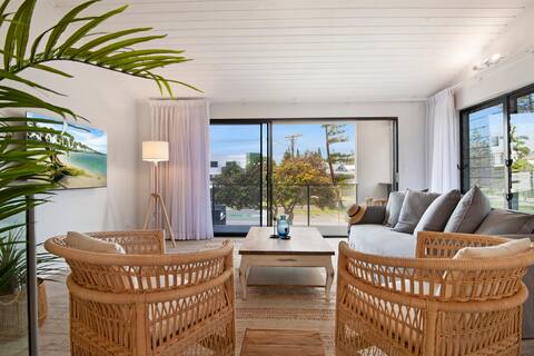 Popular Airbnb listing: Beachside Home, Cartwright Lighthouse, Shopping in Buddina