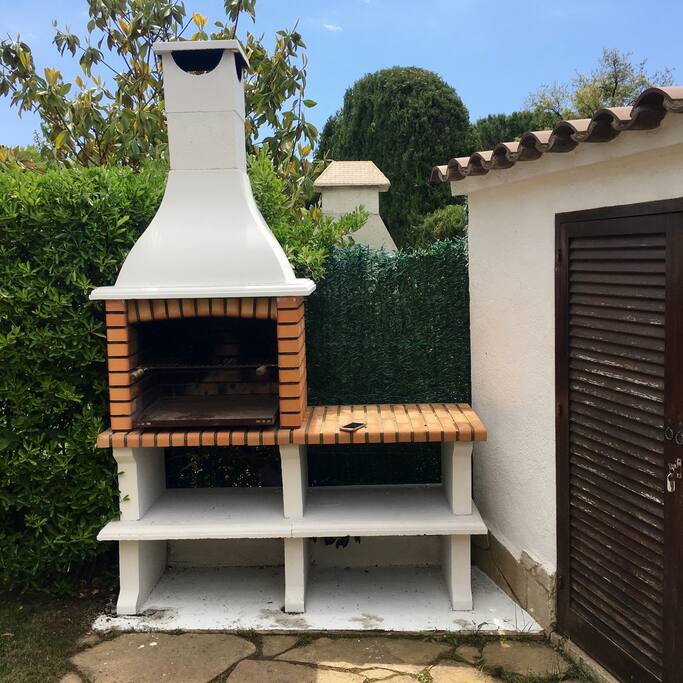 una buena Sardinada o Barbacoa con Vinito...