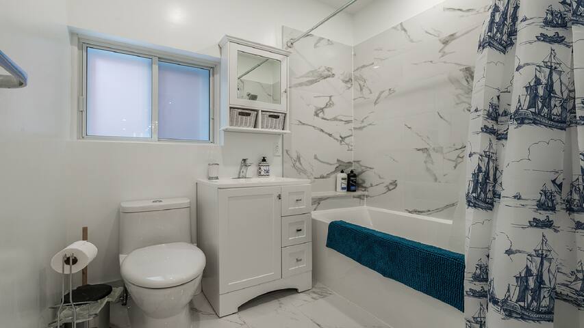 DOWNTOWN MONTREAL 12 BEDROOMS 6 BATHROOM SLEEPS 48 gallery image 5