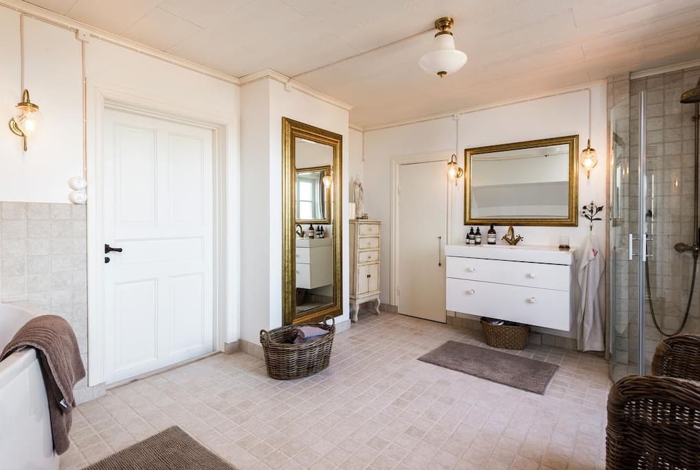 Egen relax/badrum med gott om plats. dusch och wc
Huge Bathroom/Relax with plenty of space.
