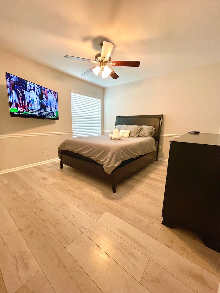 Dormitorio2 con cama tamaño queen

Esta habitación tenía un televisor LED de 55pulgadas que viene con Netflix y YouTube TV Live. 