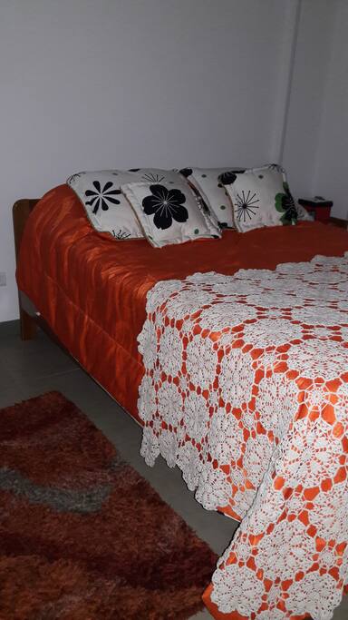 Alcoba disponible para dos personas, comodamente, con tv si es necesario.