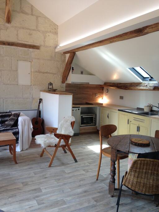 Espace à vivre (séparé de la chambre par rideaux)