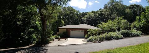 Wooded Studio Retreat in the City! (no children)