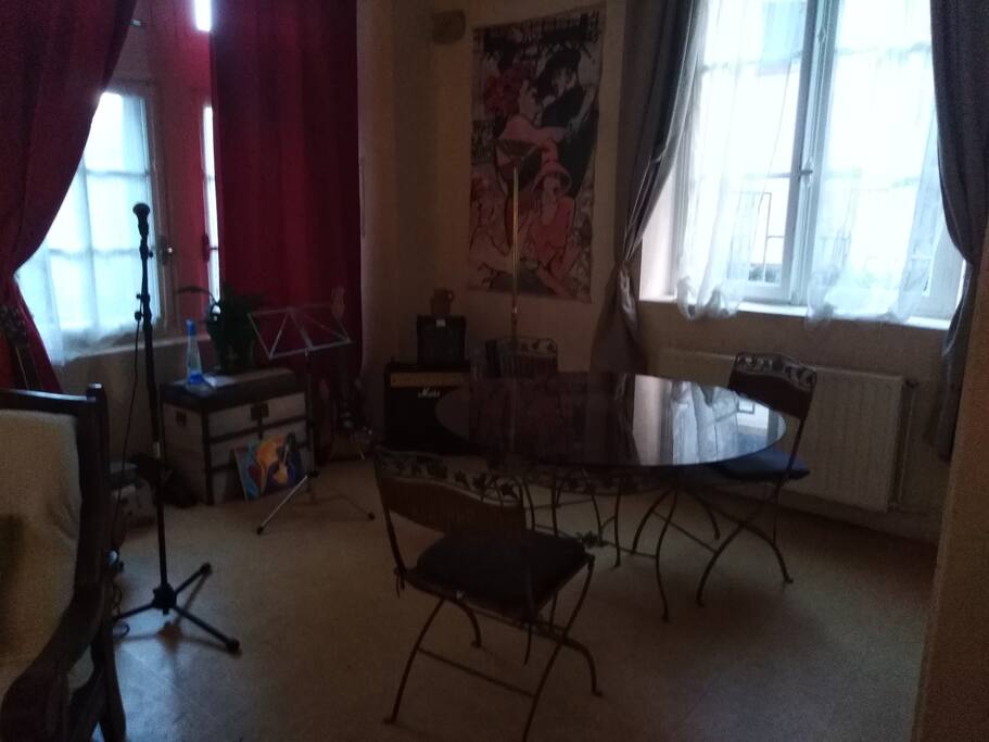 Pièce de vie 2. Coin repas, musique..
