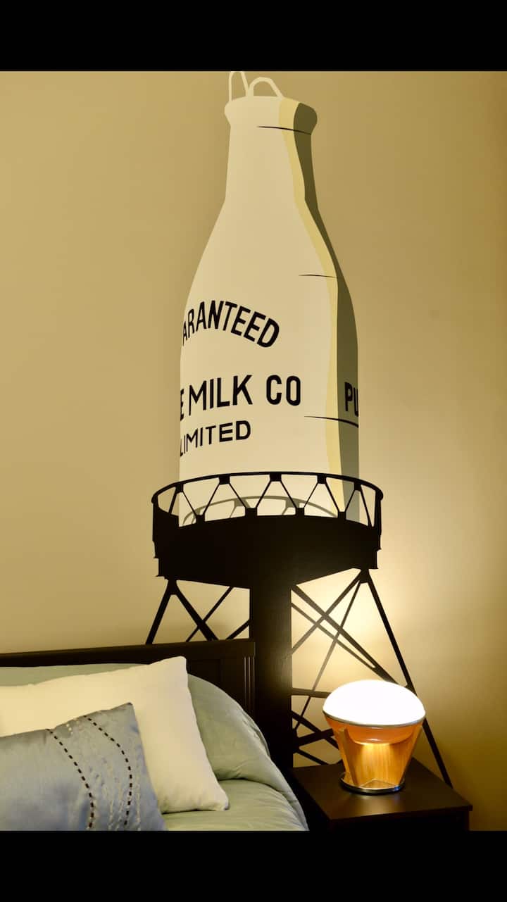 Chupa ya Maziwa… Alama ya Biashara ya Montreal!