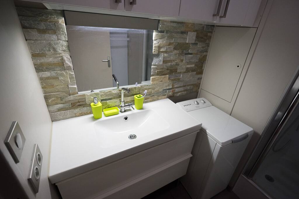 Salle de douche, avec machine à laver, nombreux rangements
