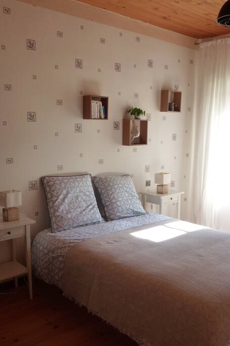 la chambre : lit 2 personnes, environnement paisible et slencieux