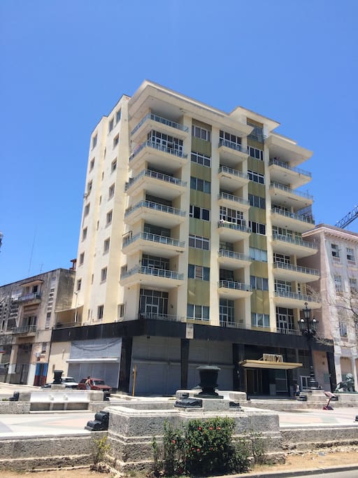 Es el lugar más estratégico de toda la Habana!!! Además de tener la vista más hermosa del centro histórico y el malecón habanero